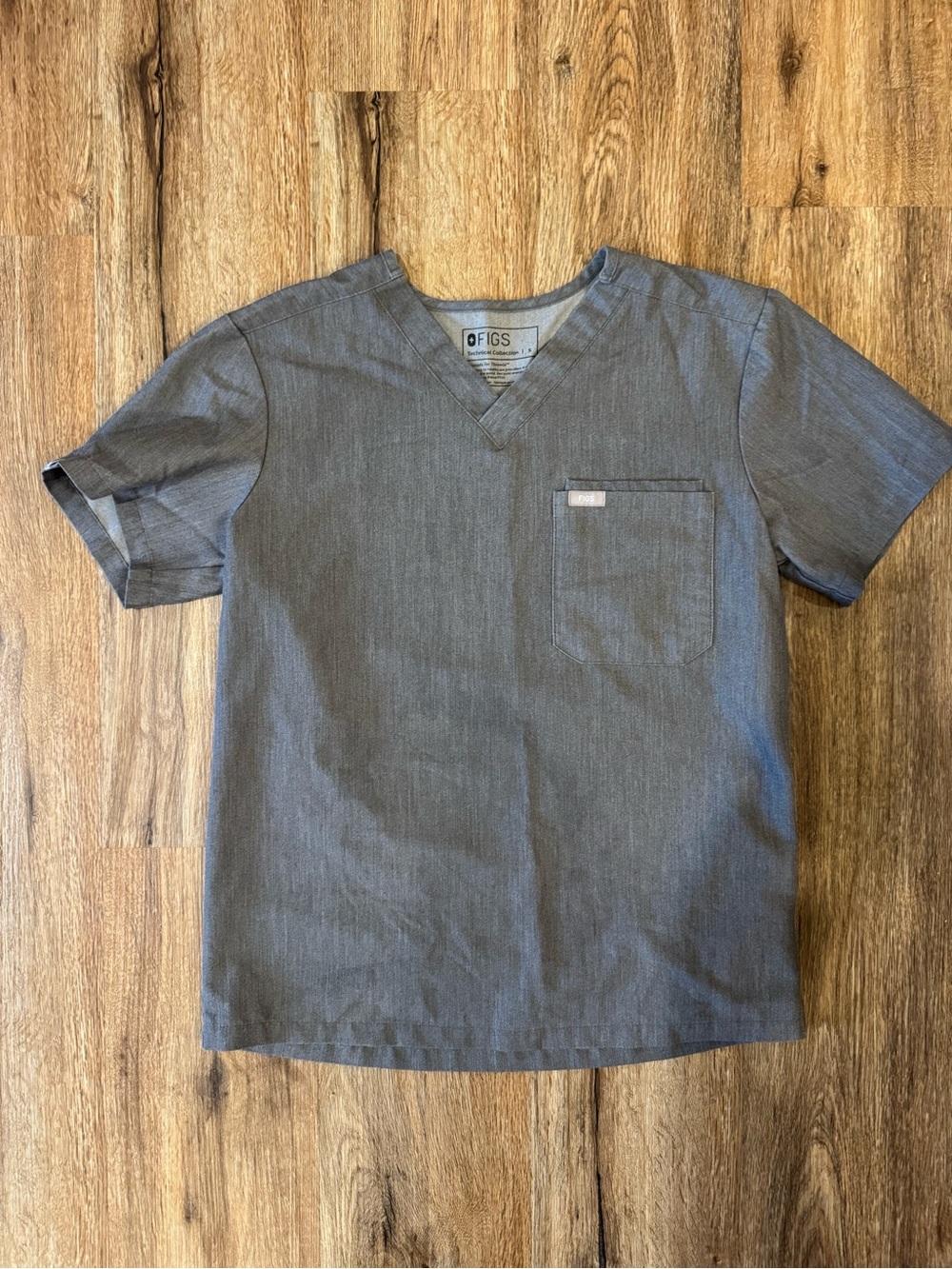 Figs Men's Short-Sleeve V-Neck Shirt in Charcoal Gray